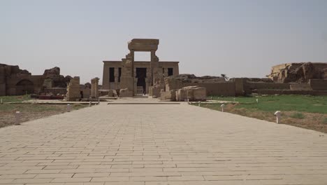 Interieur-von-Dendera-Tempel-oder-Tempel-der-Hathor.-Ägypten.-Dendera,-Denderah,-ist-eine-kleine-Stadt-in-Ägypten.-Dendera-Tempel-Komplex,-eine-der-besterhaltenen-Tempelanlagen-aus-alten-Oberägypten.