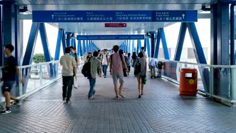 4K-Time-Lapse-Video-der-Fußgänger-krähte-in-Hong-Kong-Ferry-pier