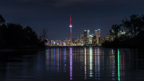 Stadt-Skyline-am-Wasser-in-der-Nacht