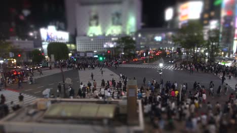 Personas-de-la-cámara-lenta-en-el-cruce-de-Shibuya-en-Tokio,-Japón-de-noche