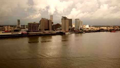 New-Orleans-Antenne-über-den-Mississippi-River-in-der-Innenstadt-am-Wasser