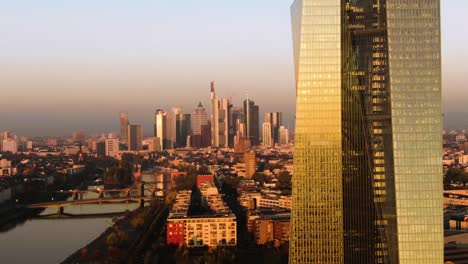 Frankfurt-EZB-Skyline-Luftaufnahme-in-frühen-Sonnenaufgang-spiegelnden-Sonne