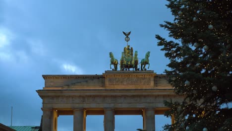 Puerta-de-Bradenburg-con-árbol-de-Navidad