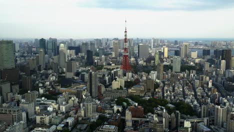 Tokyo-Tower-von-der-Roppongi-Hills-Mori-Tower-in-Tokio-gesehen