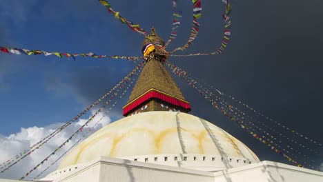 Banderas-de-oración-ondeando-al-viento-en-la-Estupa-de-Boudhanath.-Nepal