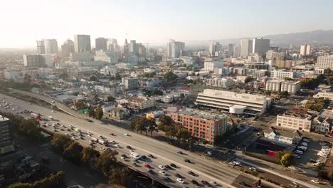 Vista-aérea-buscando-Eastinto-el-horizonte-de-la-ciudad-de-centro-de-la-ciudad-de-Oakland-Califonia