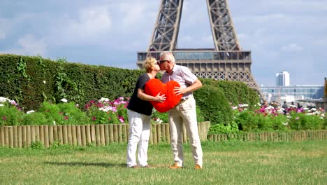 Senior-pareja-besándose-delante-de-Eiffel-torre-en-4-k-lenta-60fps