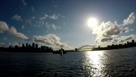 in-Richtung-Sydney-harbour-Bridge-mit-dem-Boot