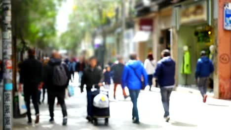 Bewegung-von-Menschen-entlang-der-Straße-Fuencarral.-Madrid,-Spanien.-Out-of-Focus.	Slow-Motion.