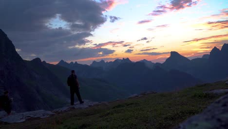 Touristen-Reisen-in-den-Bergen-von-Norwegen.