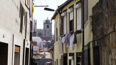 Coloridos-edificios-en-la-típica-calle-de-portugal