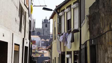 Bunte-Gebäude-auf-typische-Portugal-Straße