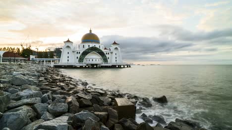 Hermoso-amanecer-en-el-estrecho-de-Melaka-flotante-Mezquita