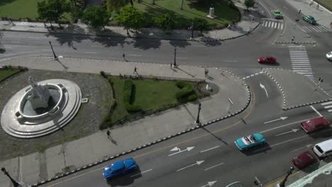 Coches-americanos-clásicos-de-conducción-en-la-calle-de-la-Habana-vista-desde-arriba