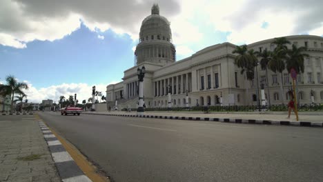 Americano-Vintage-Cubano-Convertible-Taxi-coche-clásico-de-1950-en-la-calle-de-la-ciudad-de-la-Habana,-Cuba