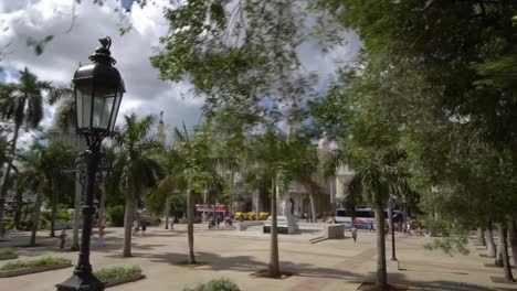 Parque-Central-con-la-estatua-en-la-Habana-Vieja,-Cuba