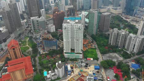 puesta-de-sol-hora-Kuala-Lumpur-ciudad-centro-construcción-panorama-aéreo-4k-Malasia