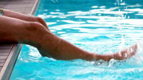Senior-hombre-jugando-con-agua-en-la-piscina-4k