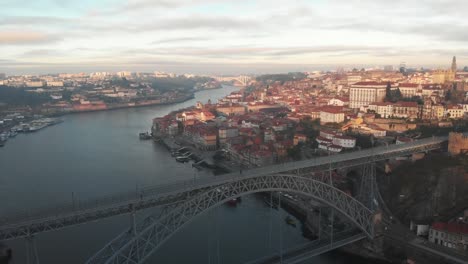 Vista-aérea-de-la-ciudad-de-Oporto-durante-la-puesta-de-sol/amanecer-y-Luis-puente-I