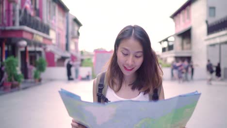 Alegre-hermosa-joven-asiático-para-mochileros-mujer-dirección-y-mirando-el-mapa-de-ubicación-mientras-viaja-a-Chinatown-en-Beijing,-China.-Estilo-de-vida-mochila-concepto-de-vacaciones-de-viajes-turísticos.