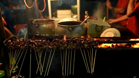 Sate-Matang-Aceh,-Indonesien-Grillfleisch-mit-Holzkohle-auf-Straße-Lebensmittelmarkt