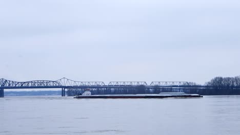 Vista-de-la-barcaza-del-río-Mississippi-en-Memphis