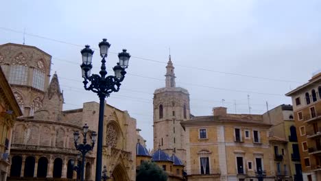 Plaza-frente-a-la-Catedral-de-Santa-María-en-Valencia,-España