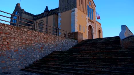 Schöne-alte-Kirche-mit-vier-Glocken-im-Glockenturm-in-der-spanischen-Stadt