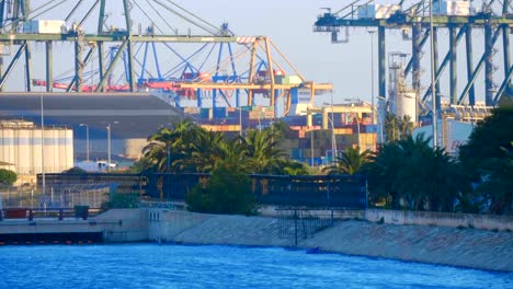 Puerto-de-carga-con-muchas-grúas-en-Valencia,-España