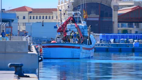 Fischerboot-wird-an-der-Anlegestelle-des-Hafens-von-Valencia,-Spanien,-anlegen