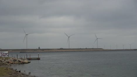 El-tema-es-la-generación-de-energía-neta-y-la-protección-del-medio-ambiente.-Un-número-de-cuchillas-de-viento,-energía-eólica-en-el-mar-Báltico-en-Europa-Dinamarca-Copenhague-en-invierno