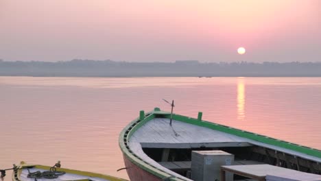 Varanasi,-am-Ufer-von-Ganga,-ist-die-spirituelle-Hauptstadt-Indiens-für-Hindus