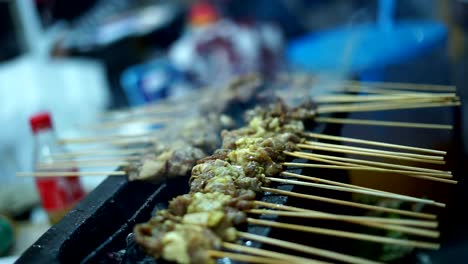 Indonesische-Satay-gegrillt-mit-Flamme-und-Rauch-auf-Street-Food-Basar