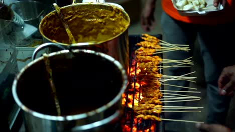 Indonesische-Satay-gegrillt-mit-Flamme-und-Rauch-auf-Street-Food-Basar