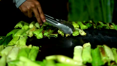 Bunch-of-Sticky-Rice-Grilled-a-la-venta-en-el-bazar-de-alimentos-de-la-calle-indonesia