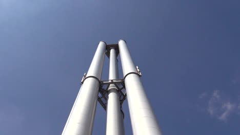 Pipes-von-einer-Fabrik-in-Hamburg-vor-blauem-Himmel