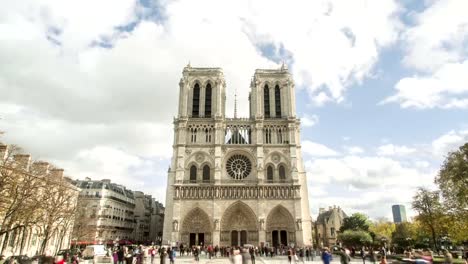 Paris,-Frankreich---20.-November-2014:-Zeitraffer-der-großen-und-wunderschönen-Notre-Dame-Kathedrale-in-Paris,-Frankreich.