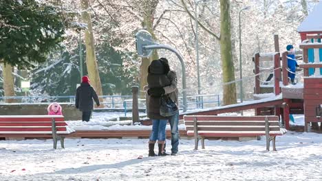 Pareja-en-el-parque-en-un-día-soleado-de-invierno