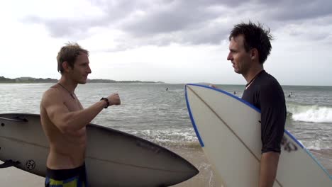 CÁMARA-LENTA:-Surfers-choque-de-guantes