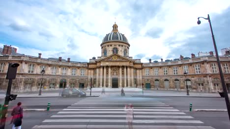 Institut-de-France-in-Paris-von-Pont-des-Arts-timelapse-hyperlapse