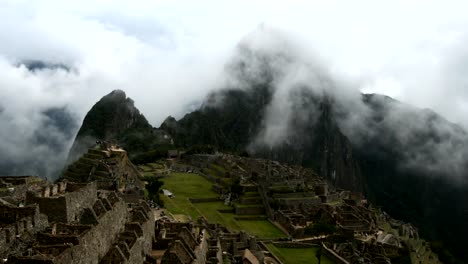 Machu-Picchu-in-den-Wolken