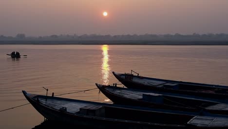 Boats-on-the-Ganges-at-Sunrise-in-Varanasi,-India