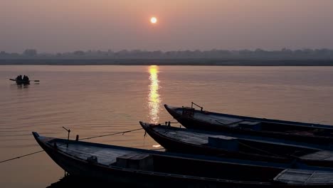 Boote-am-Ganges-bei-Sonnenaufgang-in-Varanasi,-Indien