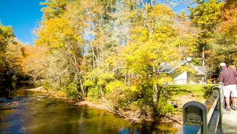 Touristen-mit-Blick-auf-den-Wasserfall-Linville,-NC-Fluss-mit-Herbstfarben