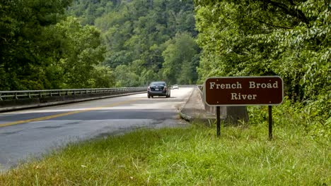 Fahrzeug-reisen-über-French-Broad-River-in-Asheville,-NC