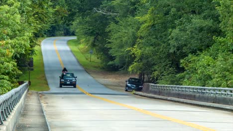 Verkehr-auf-der-Blue-Ridge-Parkway-in-Asheville-im-Sommer