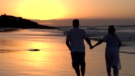 Paar-Genießen-Sie-einen-romantischen-Spaziergang-am-Strand-auf-silhouette,-Kapstadt,-Südafrika