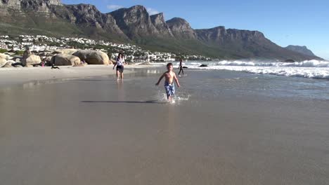 Zeitlupe-eines-jungen,-laufen-Sie-in-Richtung-der-Kamera-am-Strand,-Südafrika