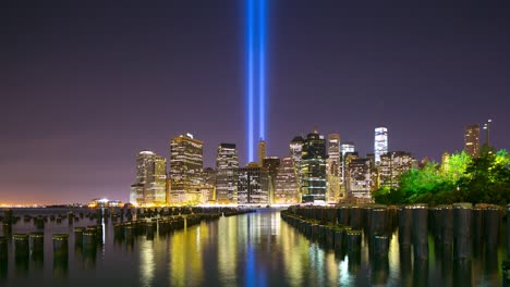 memorial-day-(Día-de-la-noche-de-manhattan-torres-de-luz-4-K-time-lapse-del-11-de-septiembre