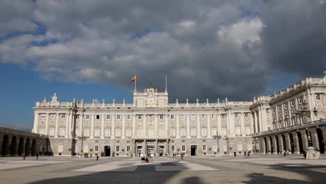 Royal-Palace-in-Madrid-eines-wichtigen-touristischen-Wahrzeichen-im-Zentrum-von-Madrid